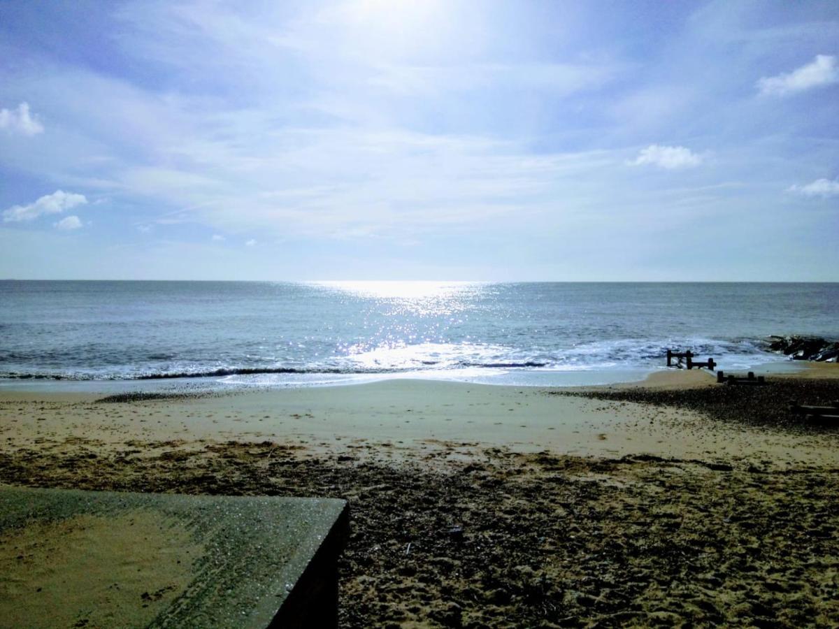 Beachfront Studio Apartment Felixstowe Dış mekan fotoğraf